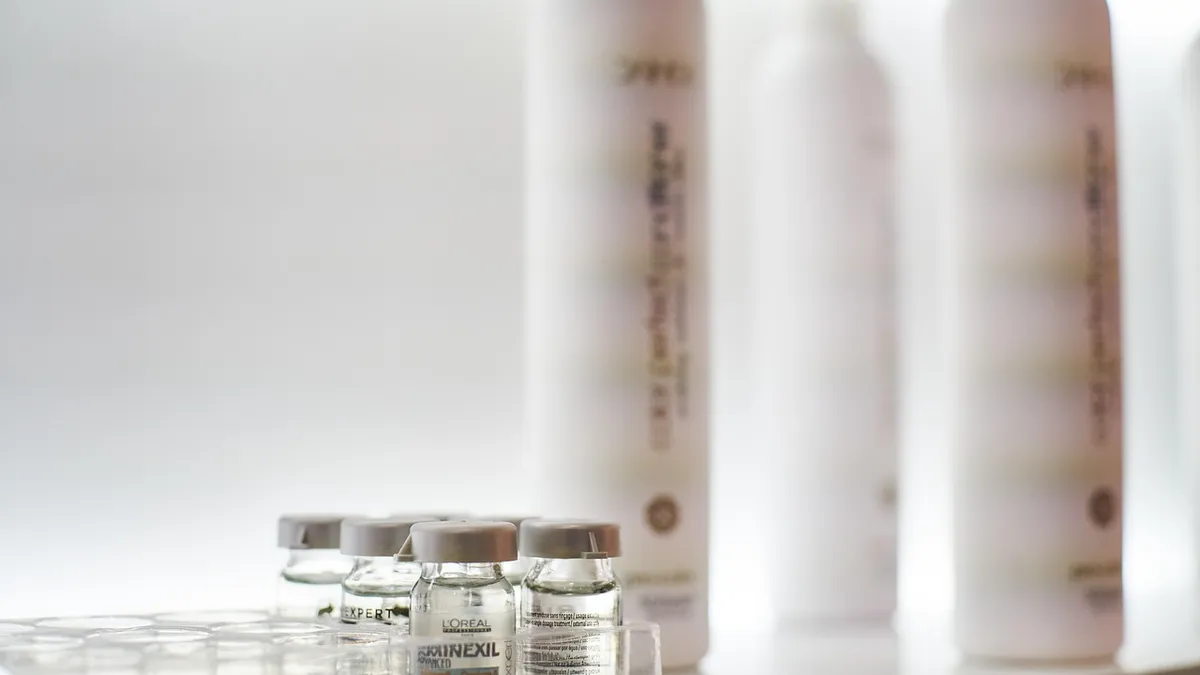 Ampułka z serum wspierającym pielęgnację skóry głowy i wzrost włosów